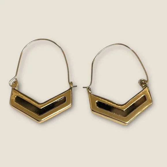 Chevron Hoop Earrings Gold & Black  Faux Tortoise Shell Design Lightweight Fashi - Picture 2 of 3